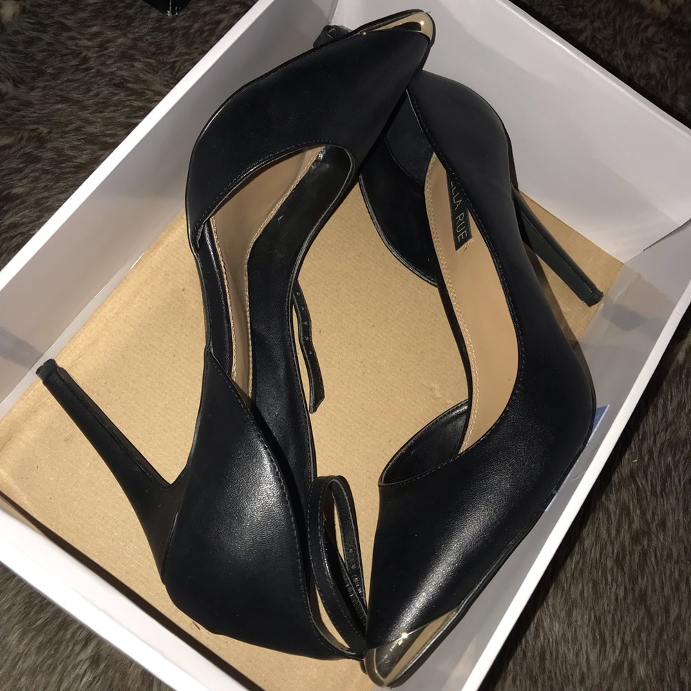 Black Pumps